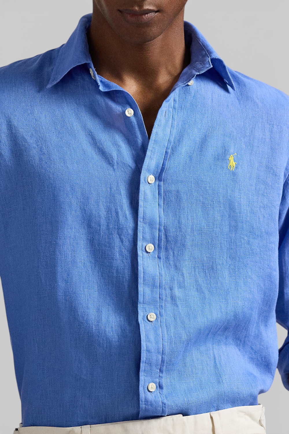 תמונת תקריב דוגמן של חולצה מכופתרת