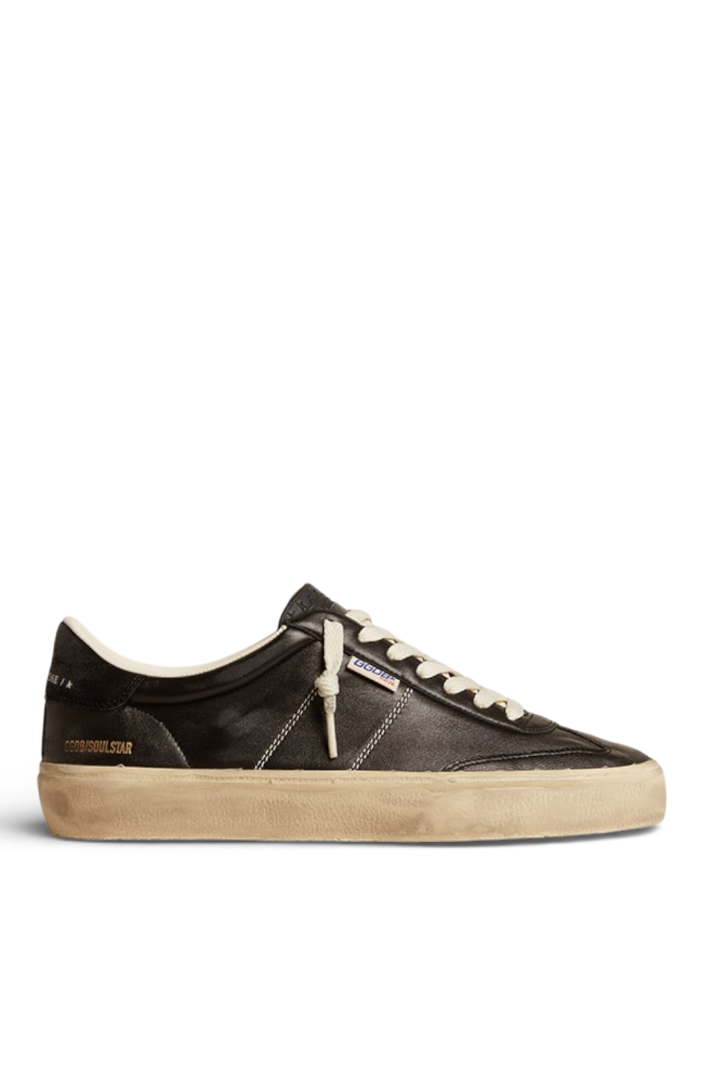 תמונה קידמית של נעלי סניקרס