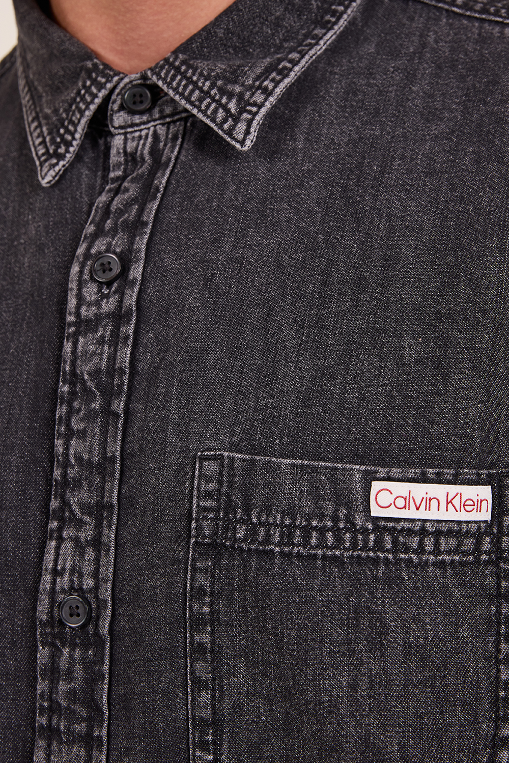 תמונת תקריב דוגמן של חולצת כפתורים ג'ינס