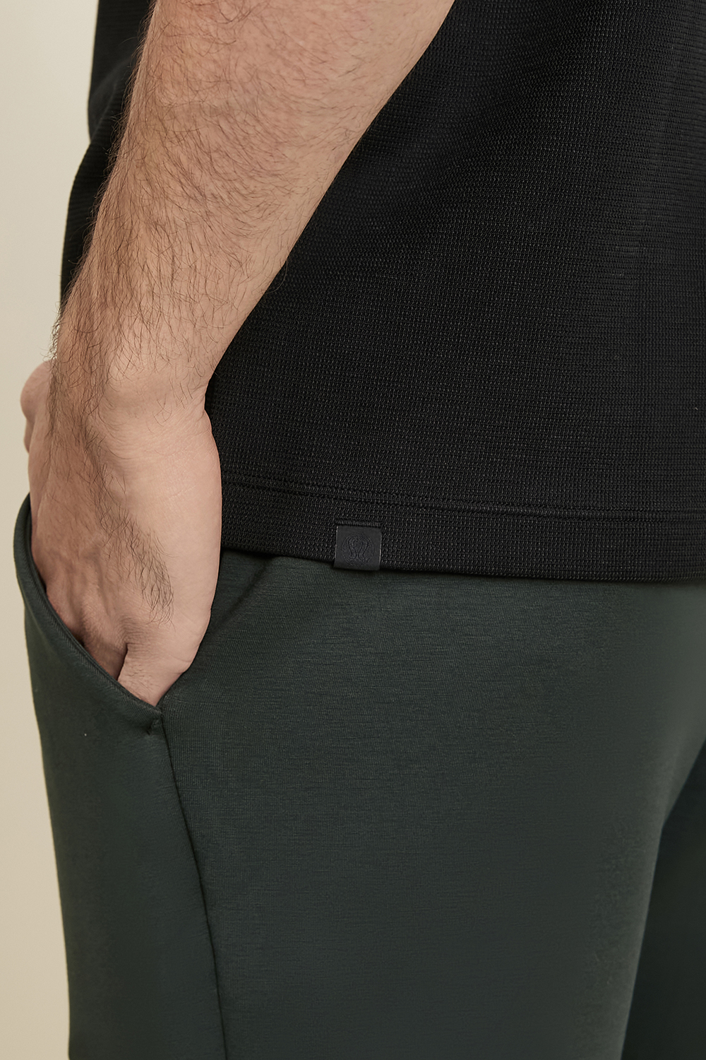 תמונת תקריב דוגמן של Heavyweight Cotton Textured Short-Sleeve Shirt