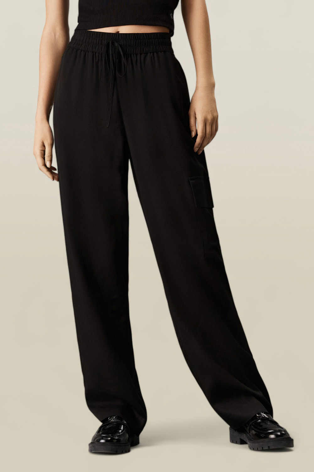 תמונת דוגמן קידמית של מכנסי ג'וג סאטן