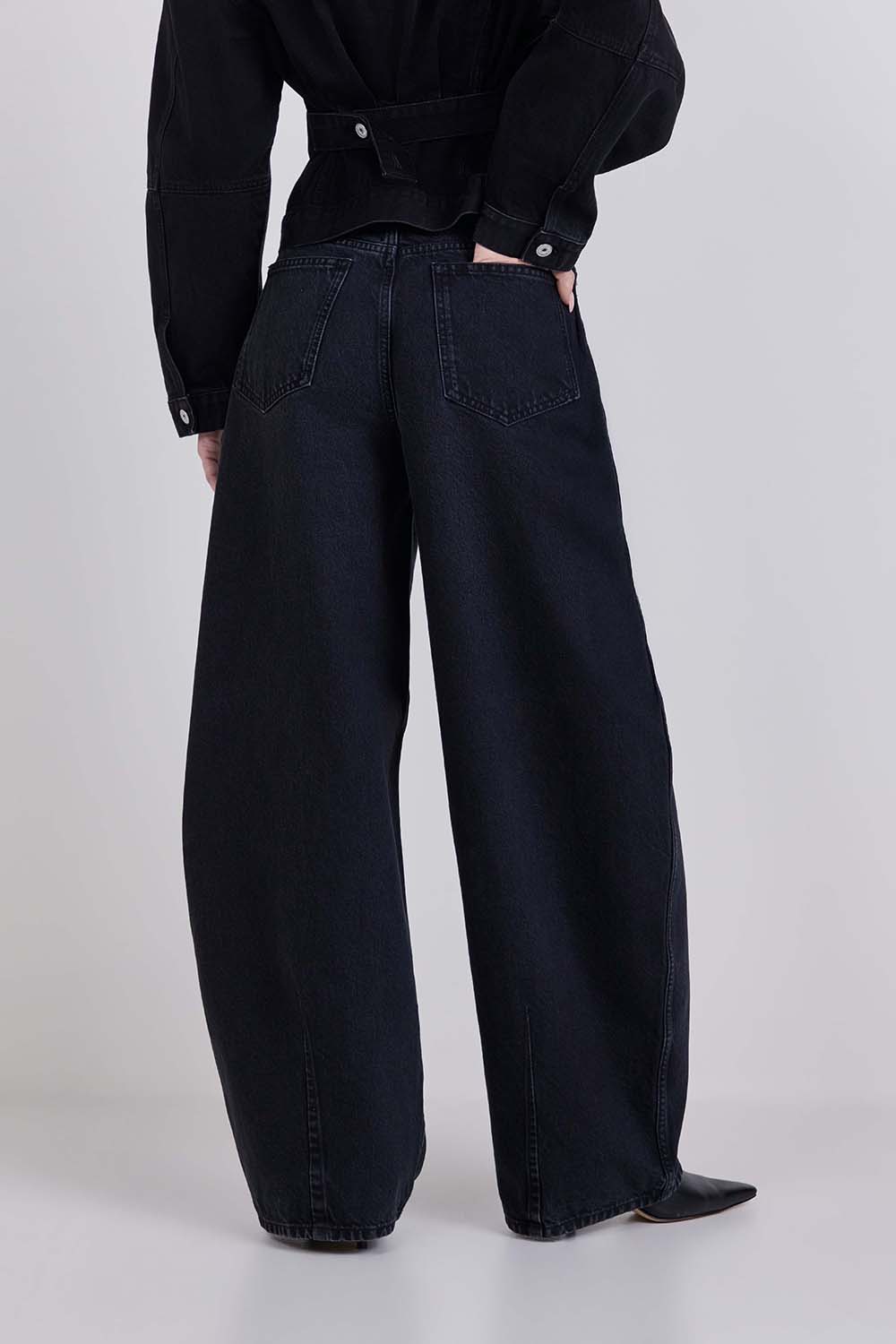 תמונת דוגמן אחורית של מכנסי ג׳ינס בגזרה גבוהה