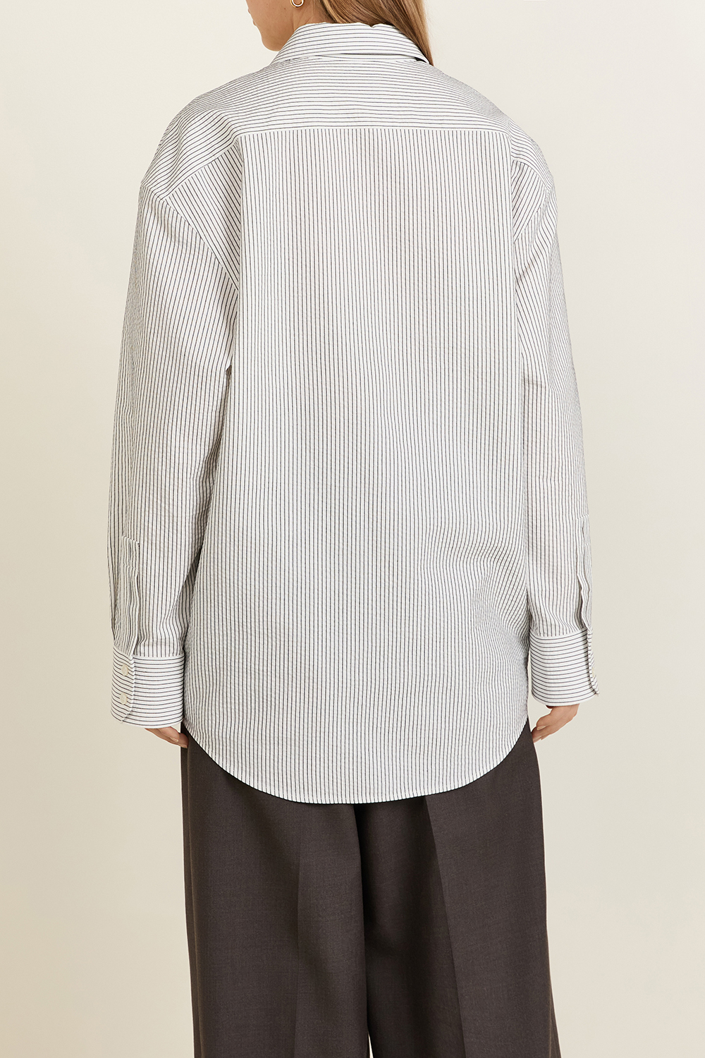 תמונת דוגמן אחורית של חולצת כפתורים