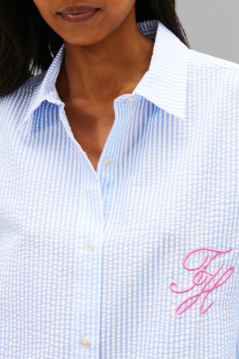 תמונת תקריב דוגמן של חולצה מכופתרת בגזרת אוברסייז