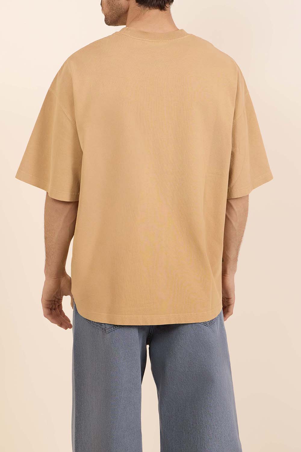 תמונת דוגמן אחורית של חולצת טי האדסון