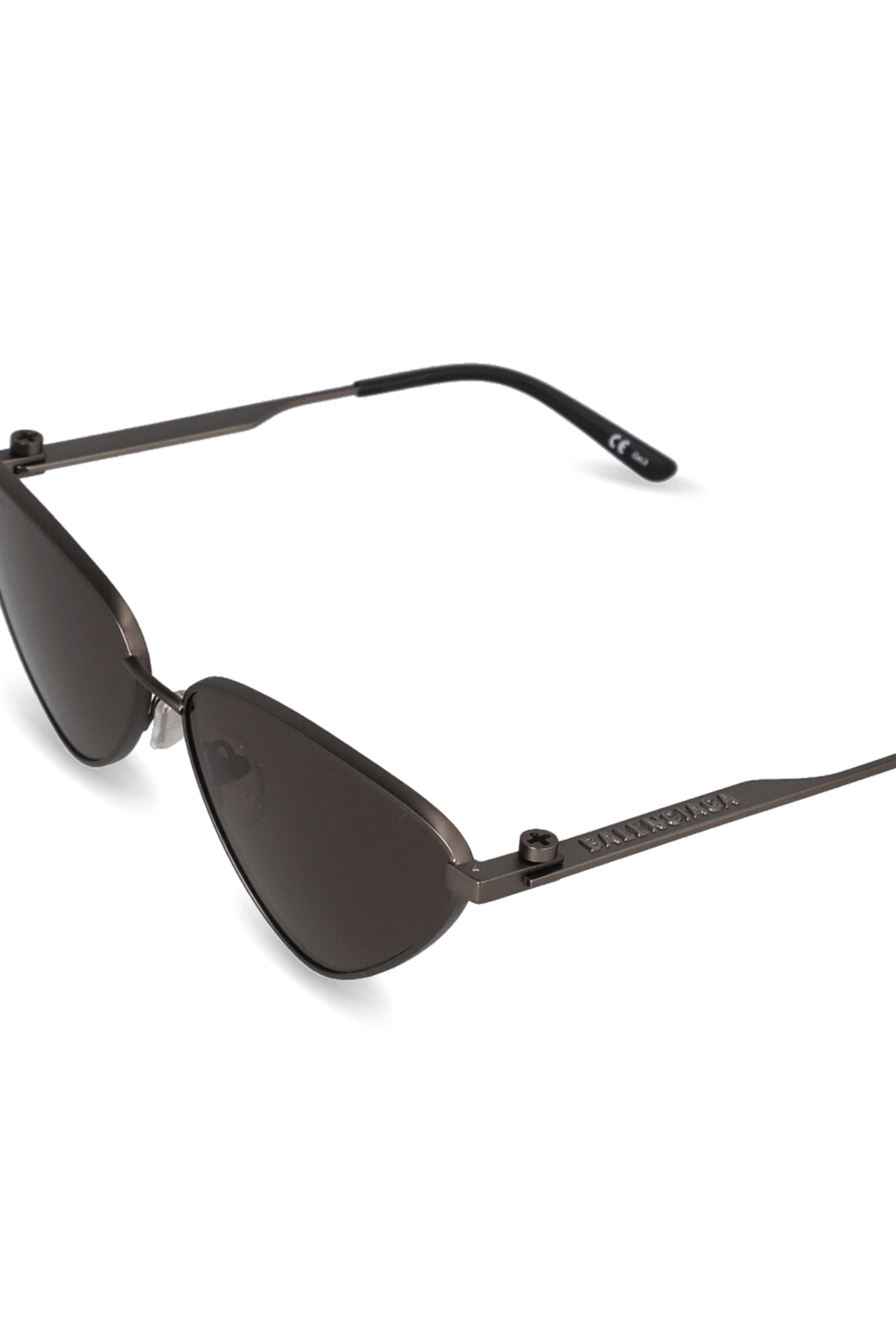 תמונת תקריב של משקפי שמש עם עדשות שחורות