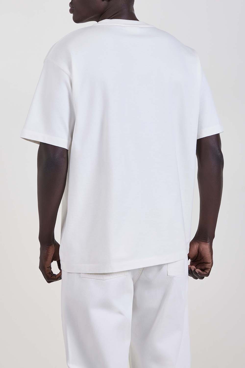 תמונת דוגמן אחורית של חולצת טי בגזרה ישרה