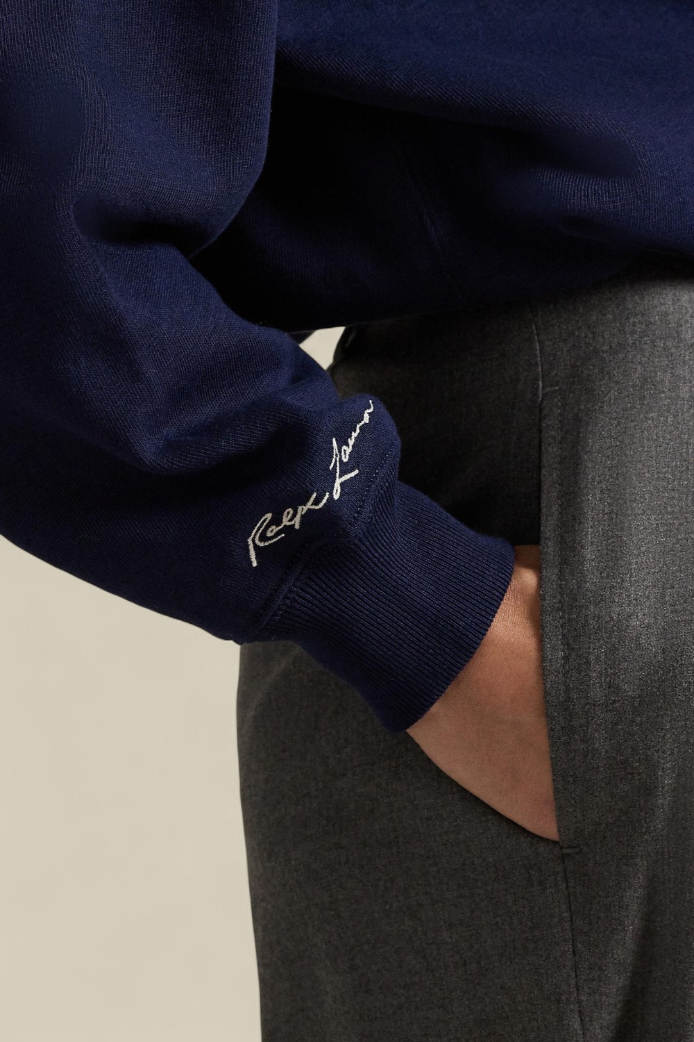 תמונת תקריב דוגמן של סווטשירט פולו ראלף לורן X ליגת הבייסבול האמריקאית