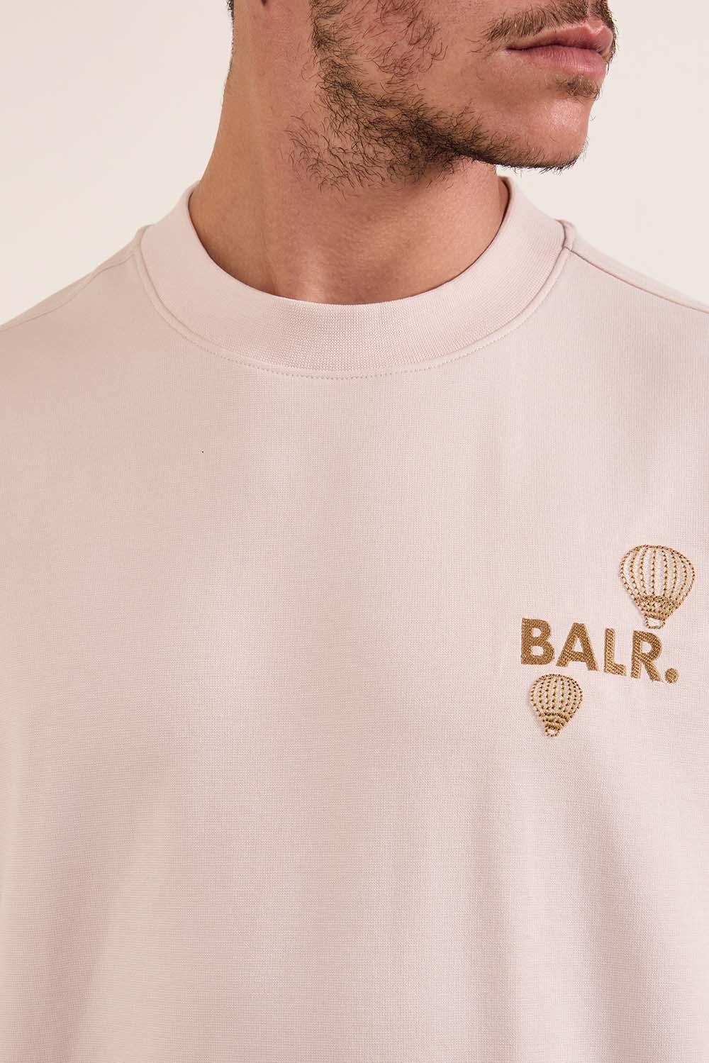 תמונת תקריב דוגמן של חולצת טי אוברסייז