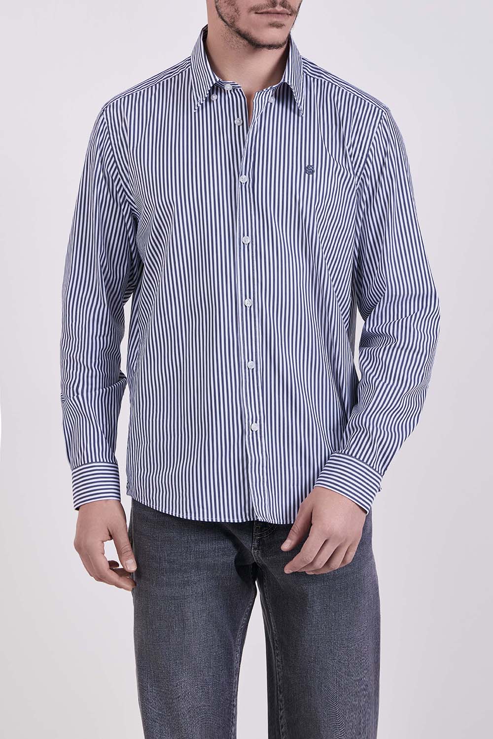 תמונת דוגמן קידמית של חולצה מכופתרת