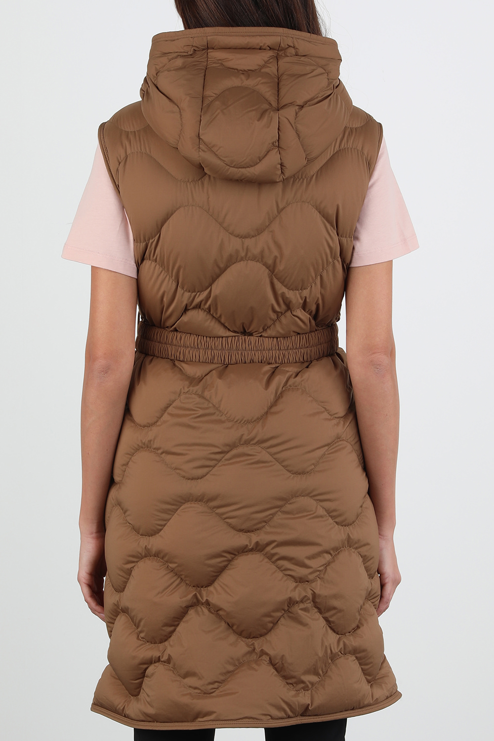 תמונת דוגמן אחורית של מעיל וסט ארוך עם חגורה בגוון חום