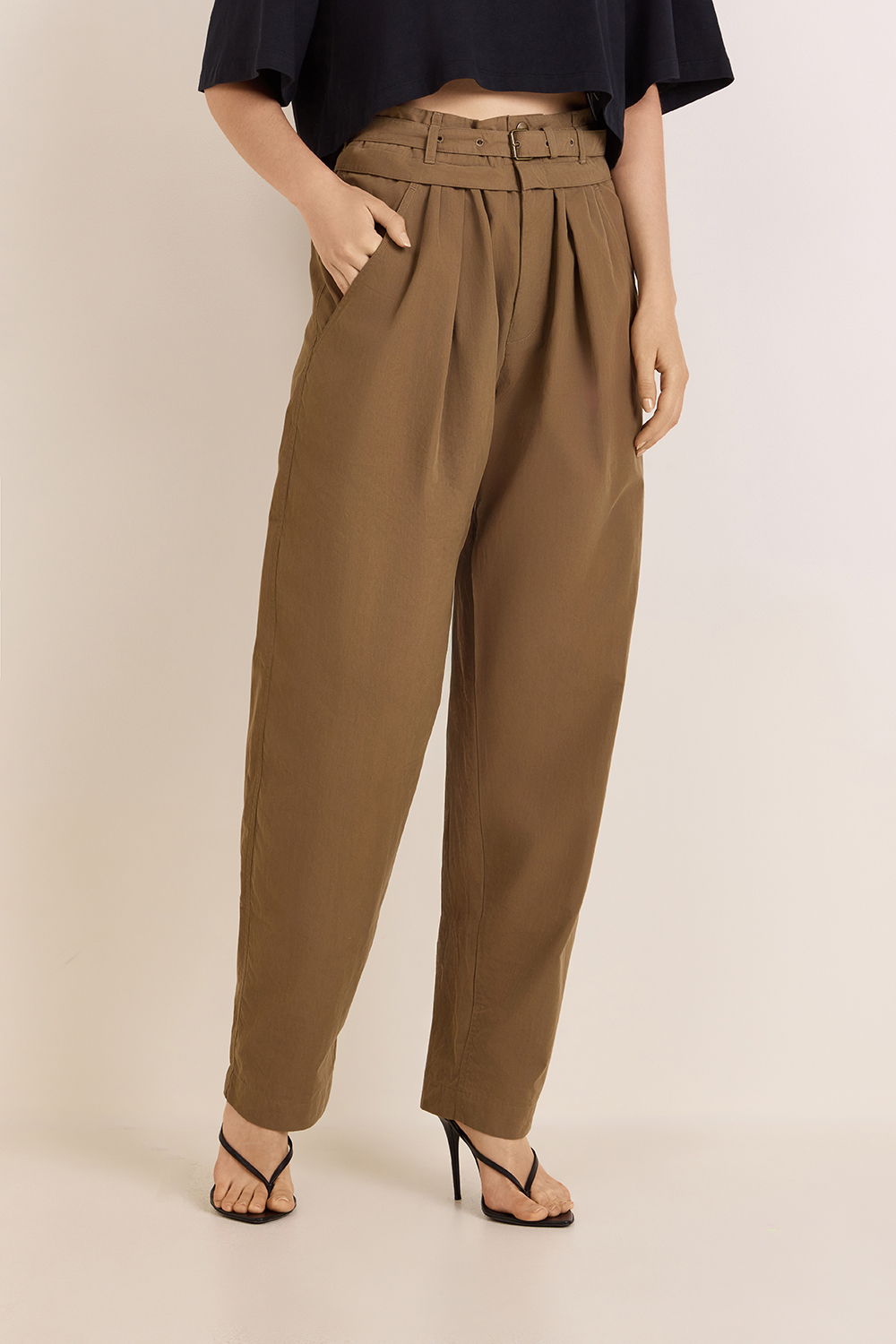 תמונת דוגמן קידמית של מכנסיים בגזרה משוחררת