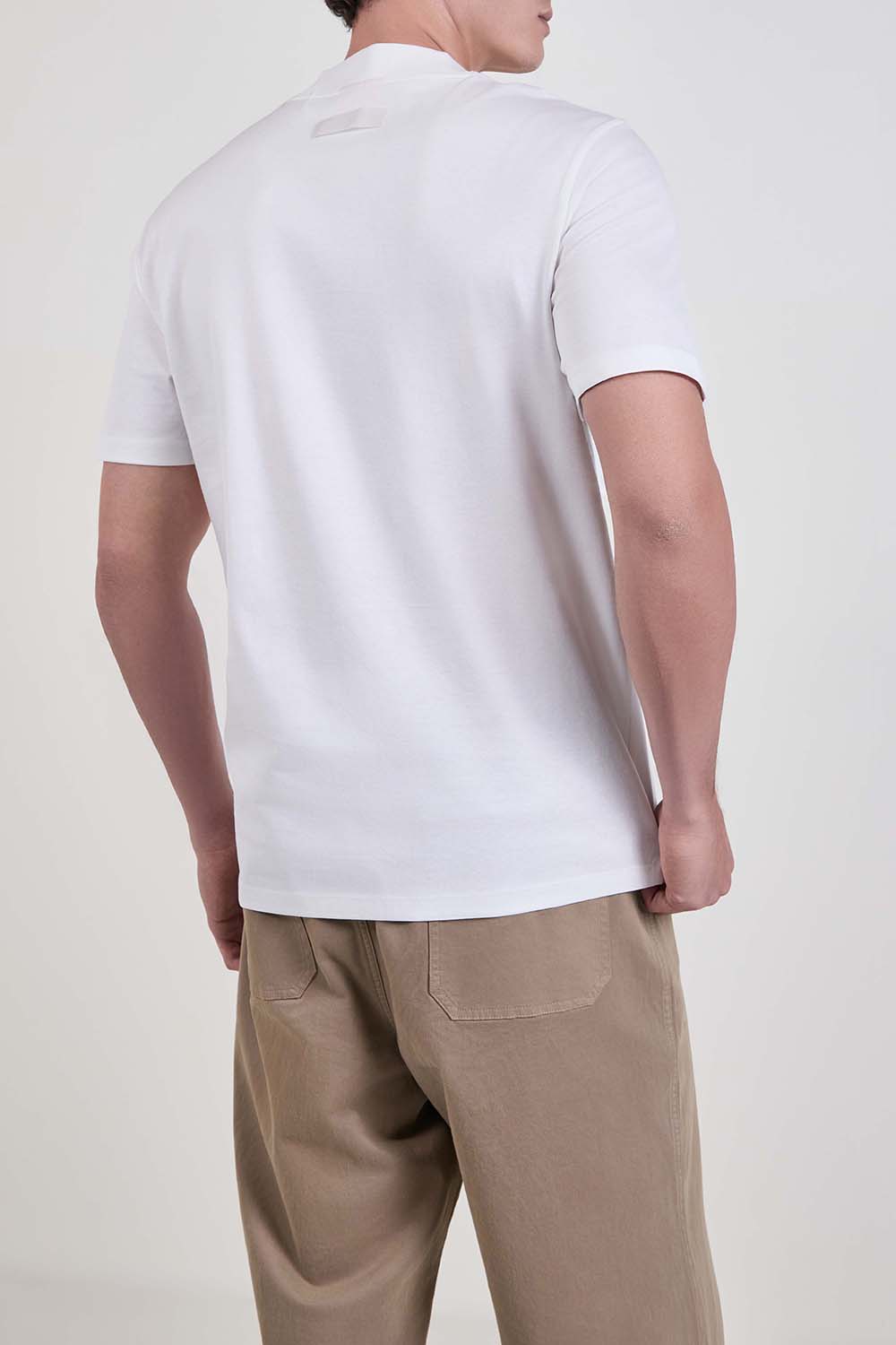 תמונת דוגמן אחורית של חולצת טי בגזרת סלים