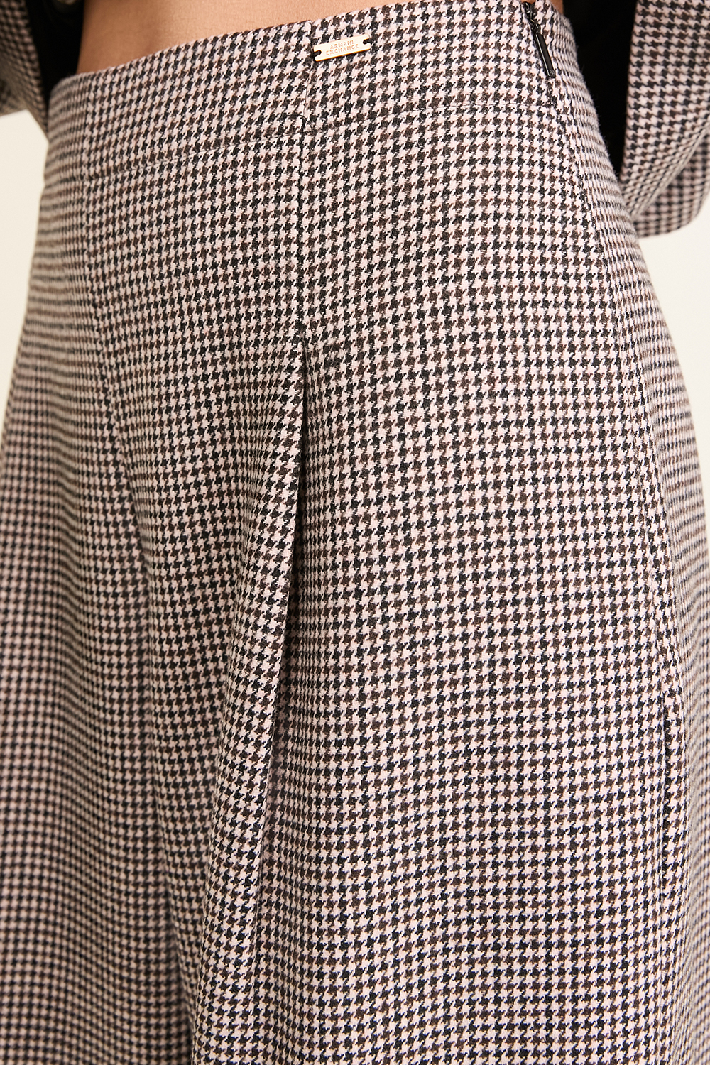 תמונת תקריב דוגמן של מכנסיים מחוייטים