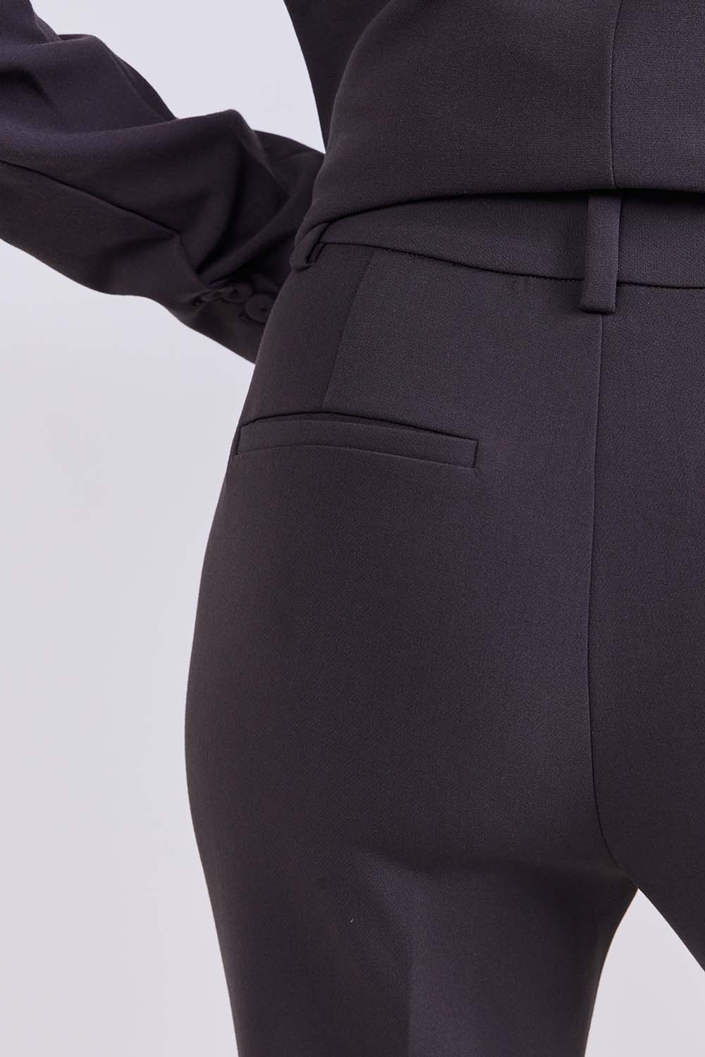 תמונת תקריב דוגמן של מכנסיים ארוכים