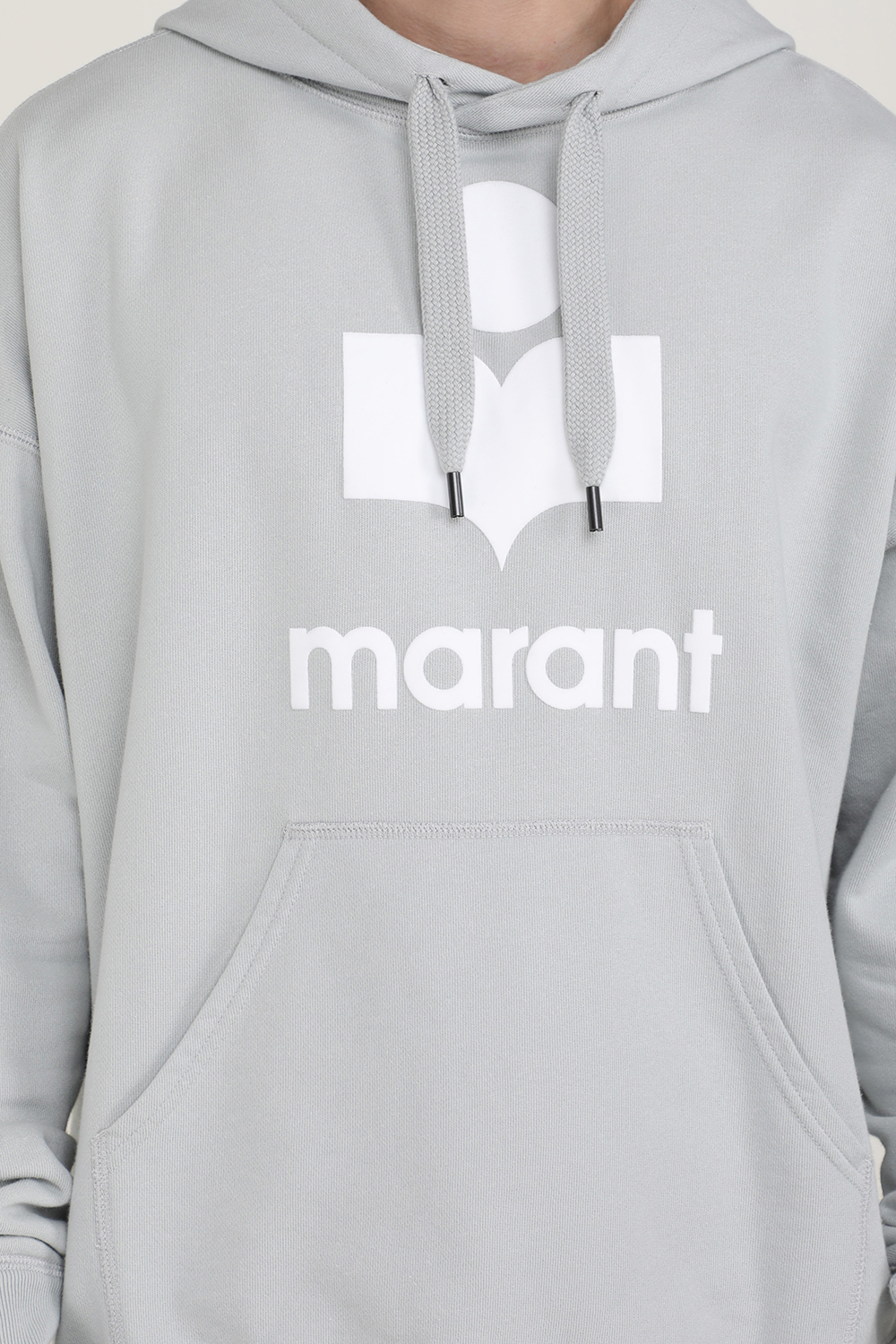 תמונת תקריב דוגמן של סווטשירט קפוצ'ון