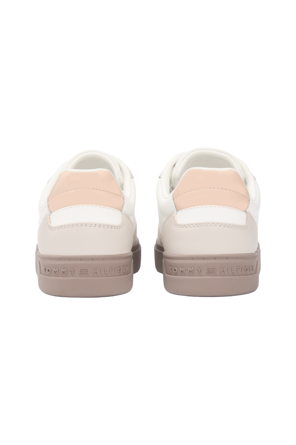 תמונת תקריב של נעלי סניקרס