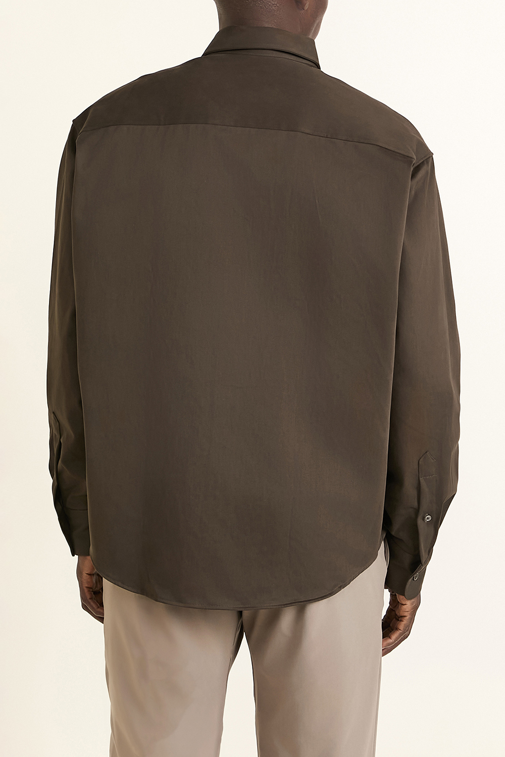 תמונת דוגמן אחורית של חולצה מכופתרת