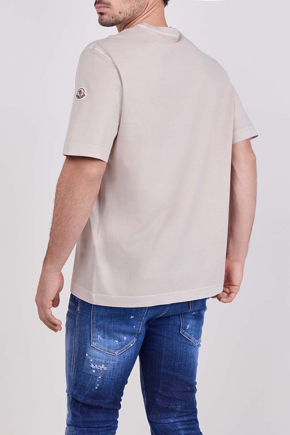 תמונת דוגמן אחורית של חולצת טי