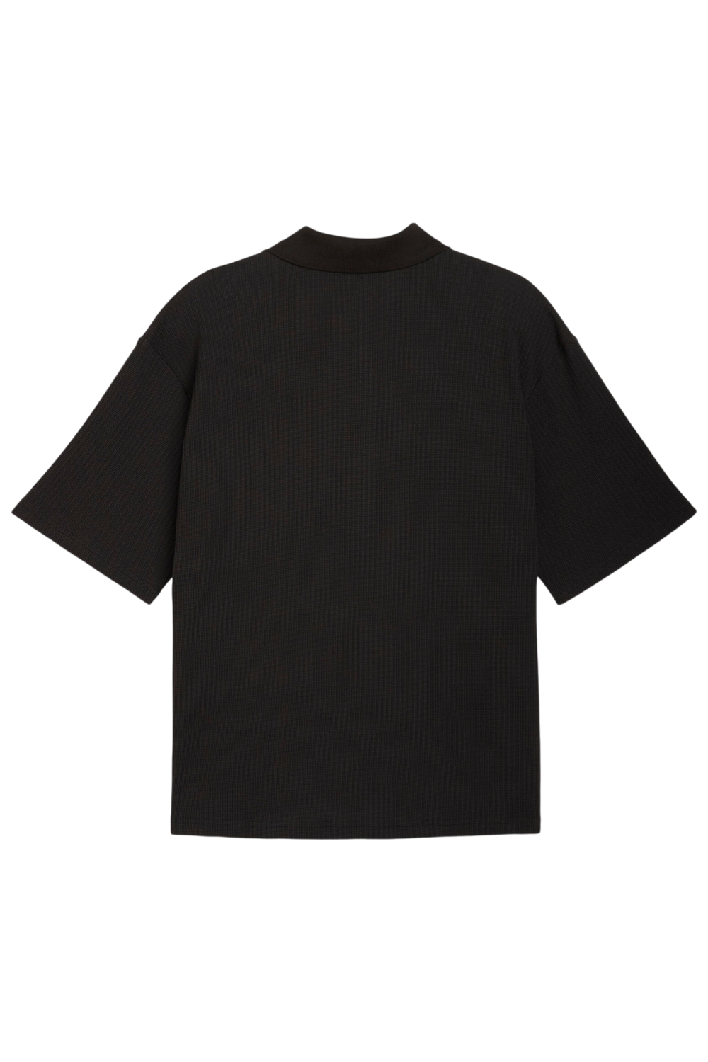 תמונה אחורית של חולצת פולו בגזרה רחבה