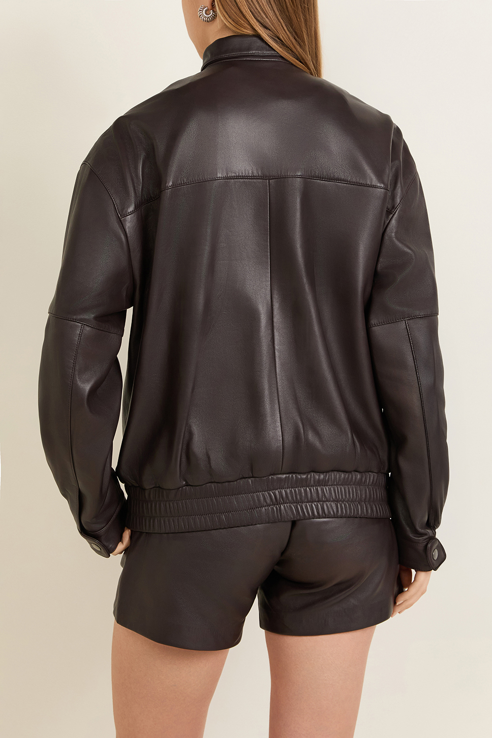 תמונת דוגמן אחורית של ז'קט בומבר מעור