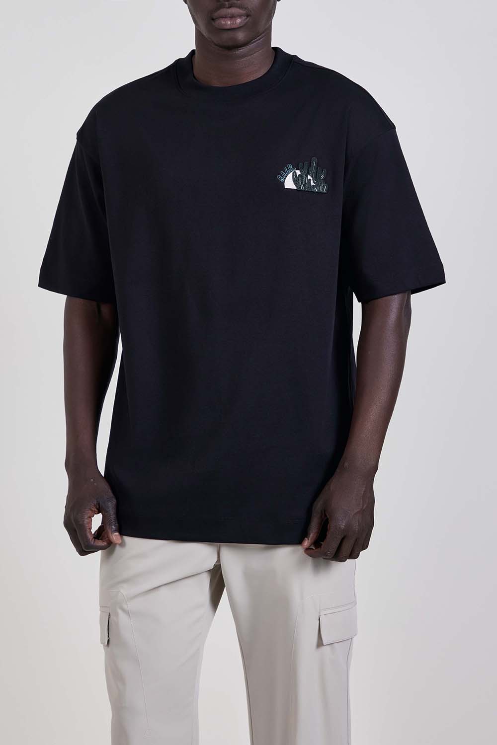 תמונת דוגמן קידמית של חולצת טי בגזרה משוחררת