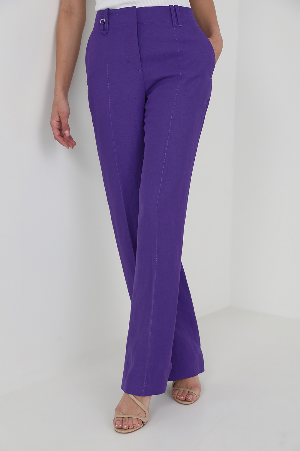 תמונת דוגמן קידמית של מכנסי ויסקוזה ופשתן בגזרה נמוכה