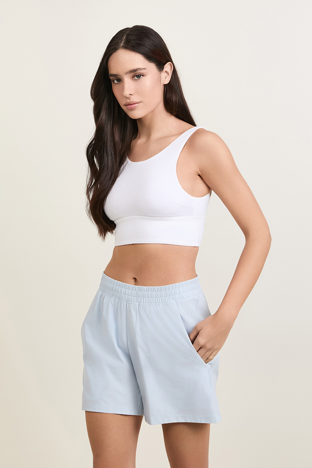 תמונת דוגמן קידמית של Align&trade; High-Neck Bra, C/D Cup