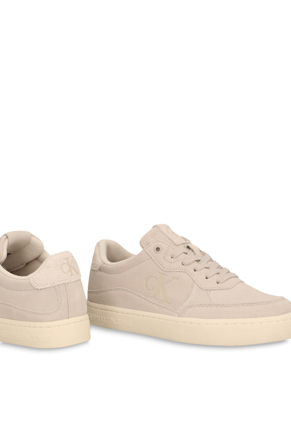 תמונת תקריב של נעלי סניקרס