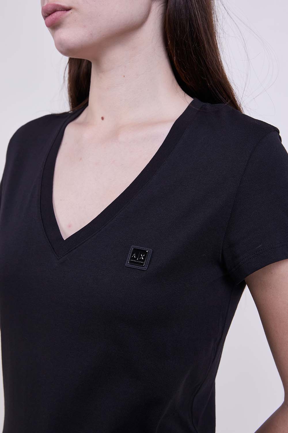 תמונת תקריב דוגמן של חולצת טי בגזרת סלים