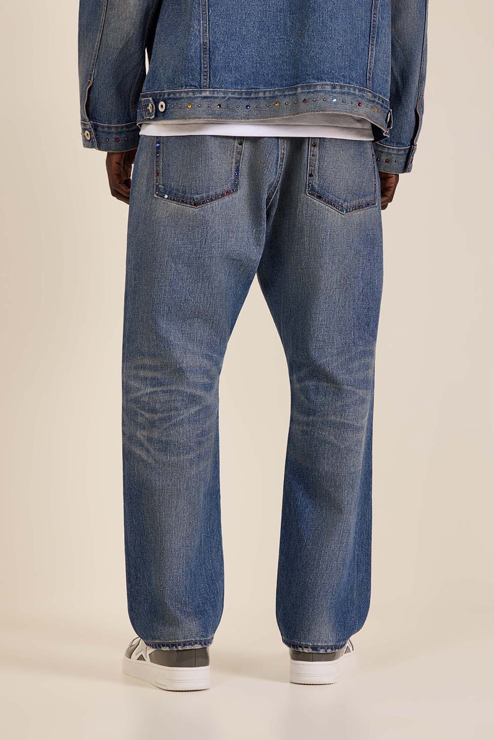 תמונת דוגמן אחורית של מכנסי ג'ינס בגזרה ישרה בשיבוץ אבנים