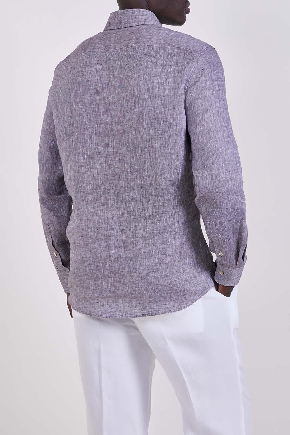 תמונת דוגמן אחורית של חולצה מכופתרת בגזרה משוחררת