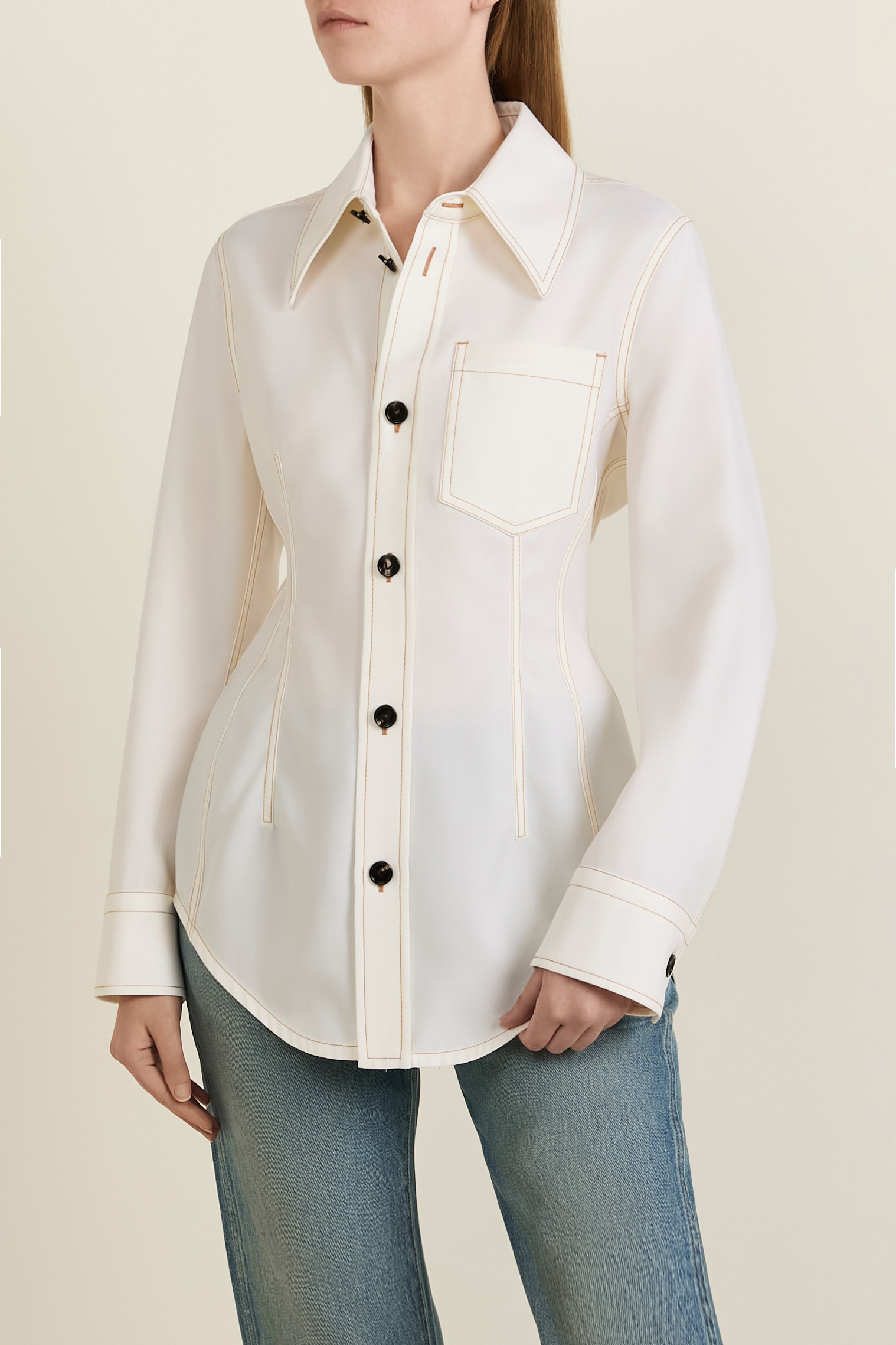 תמונת דוגמן קידמית של חולצת כפתורים