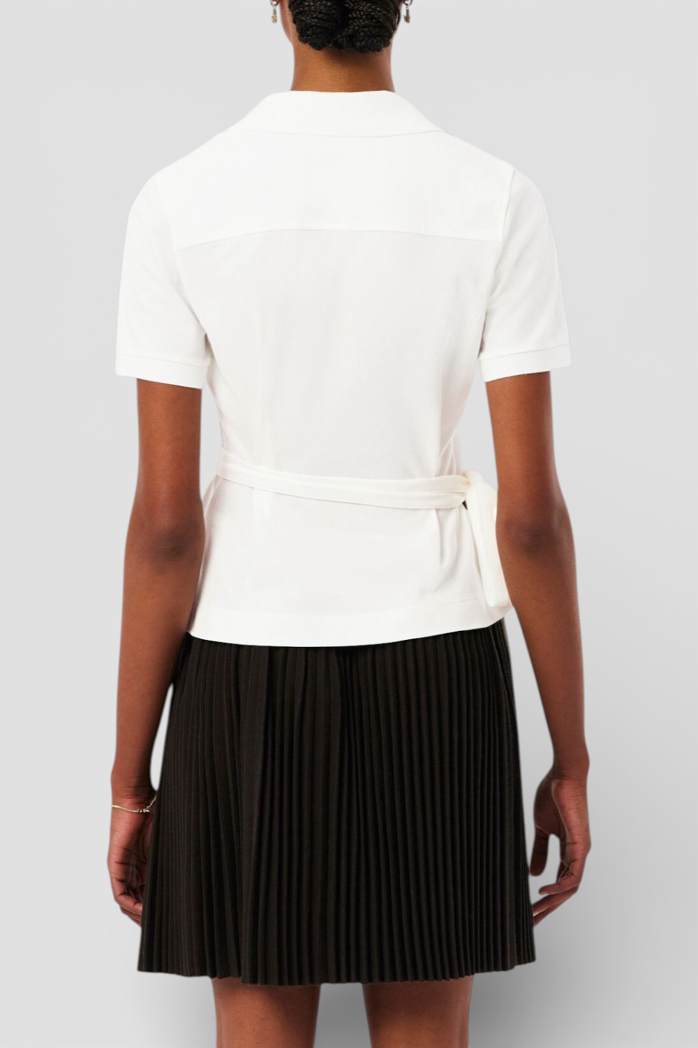 תמונת דוגמן אחורית של חולצת טי מעטפת