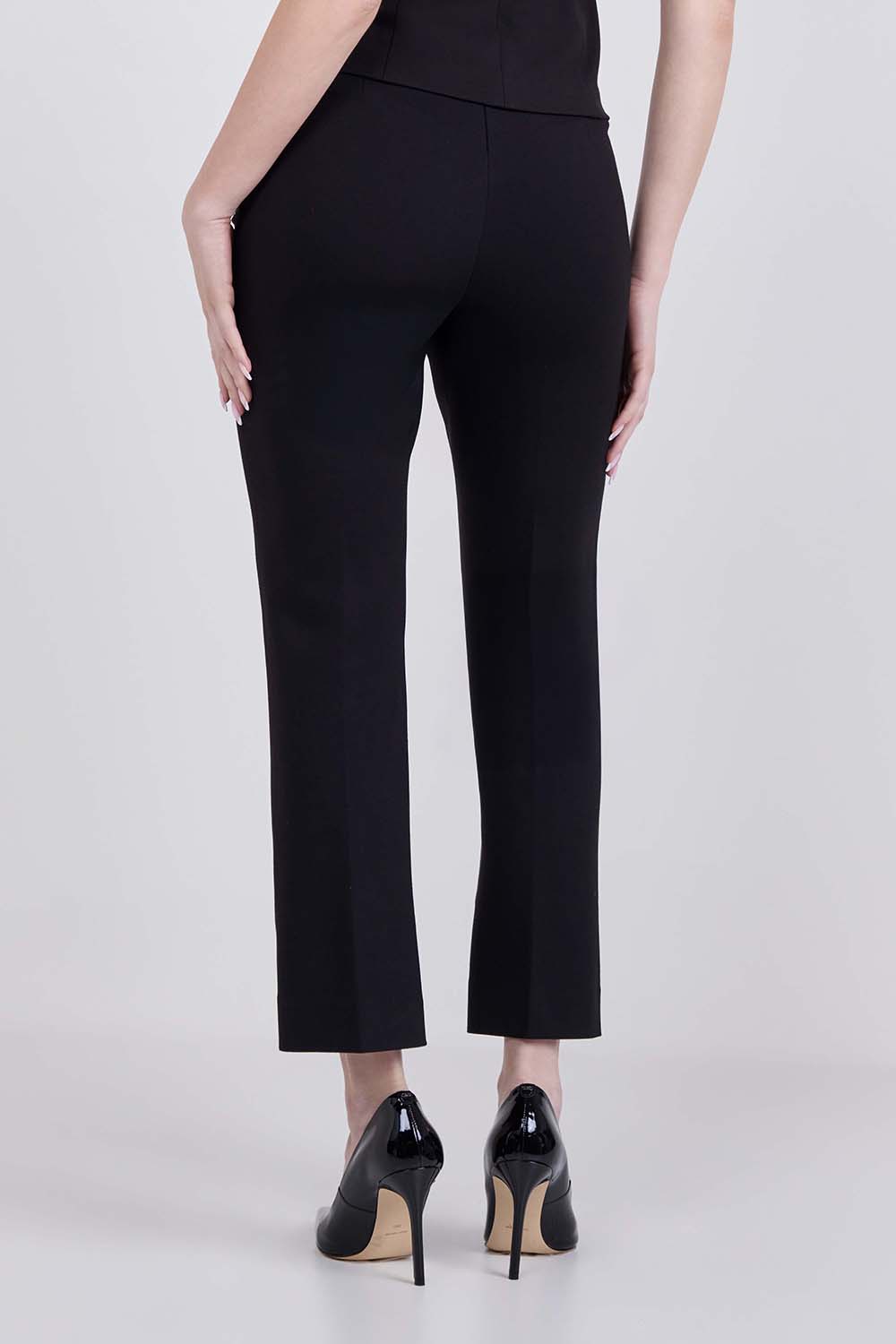 תמונת דוגמן אחורית של מכנסיים מחוייטים