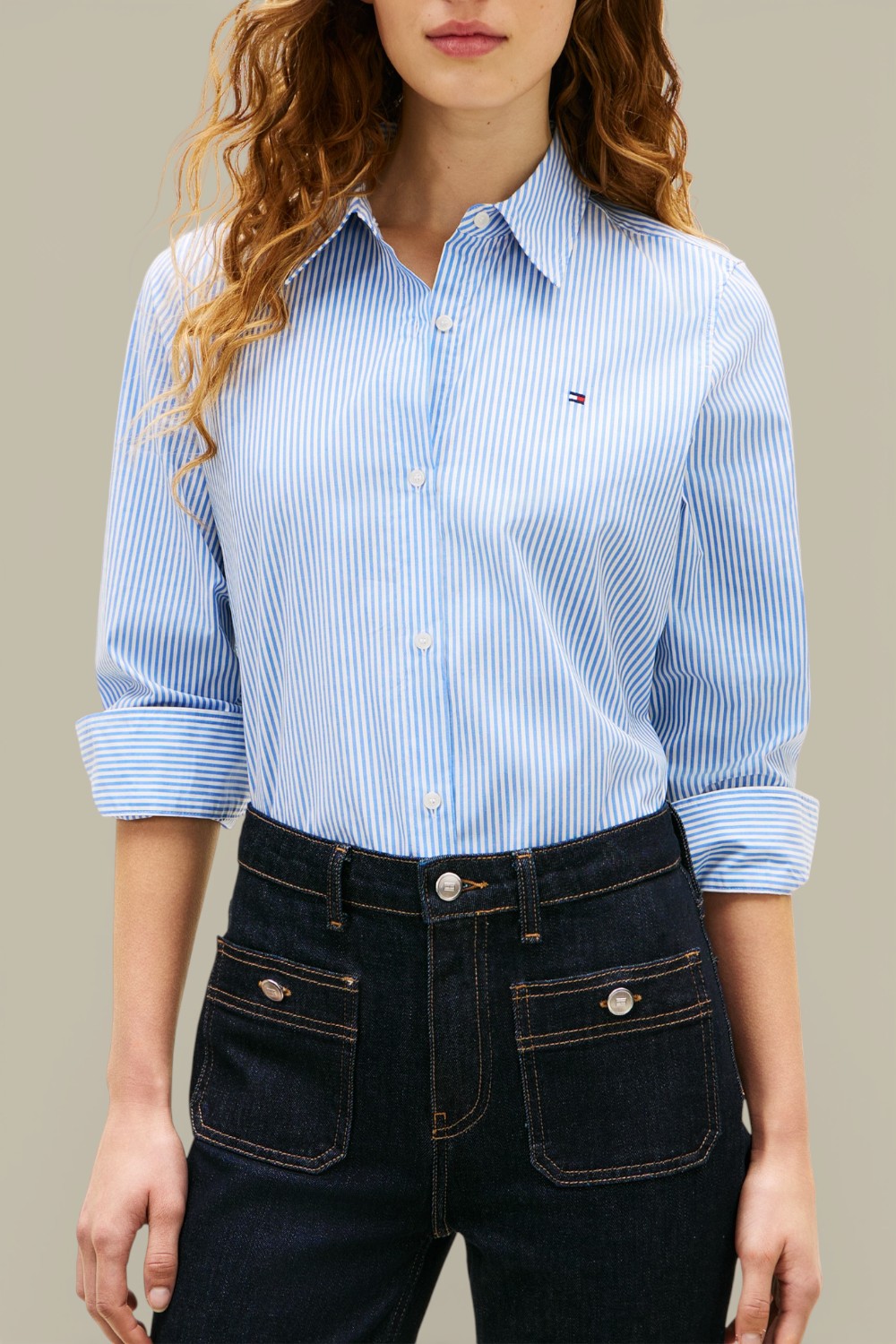 תמונת דוגמן קידמית של חולצת כפתורים