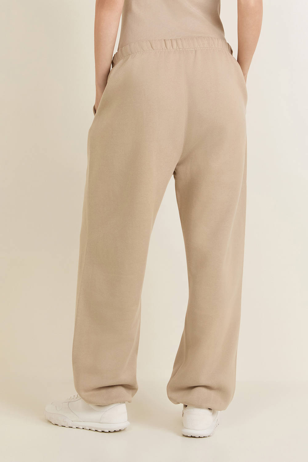 תמונת דוגמן אחורית של מכנסי ג'וג