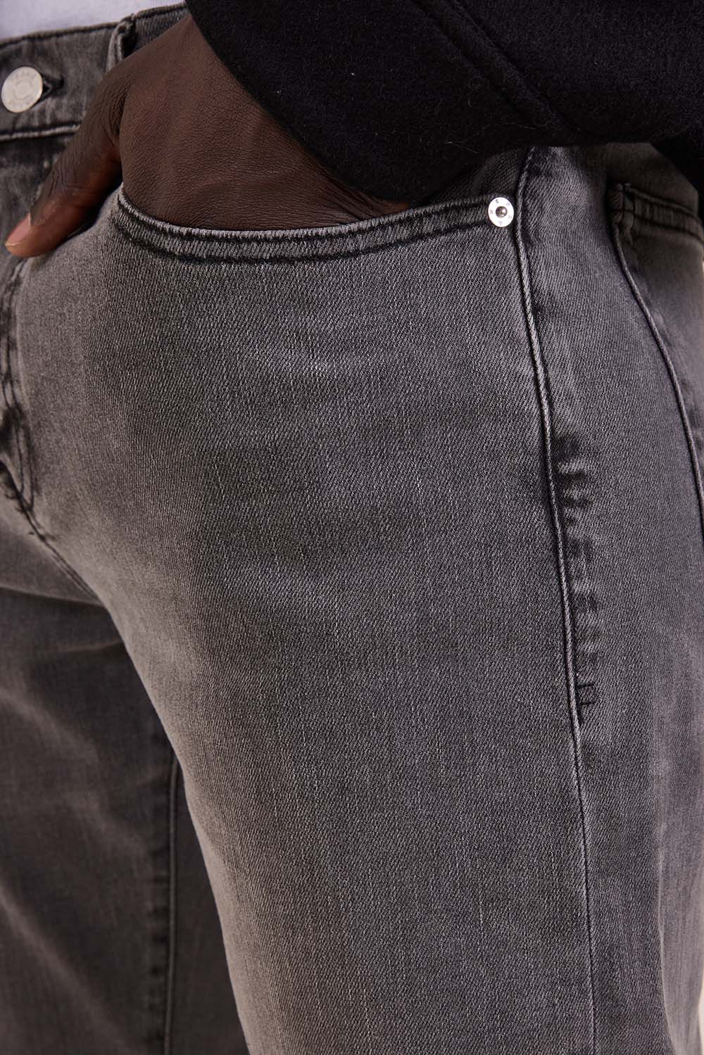 תמונת תקריב דוגמן של מכנסי ג'ינס בגזרת סלים