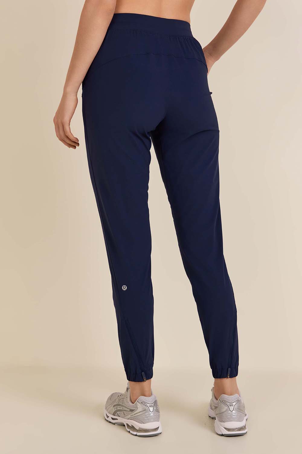 תמונת דוגמן אחורית של Adapted State High-Rise Jogger Regular