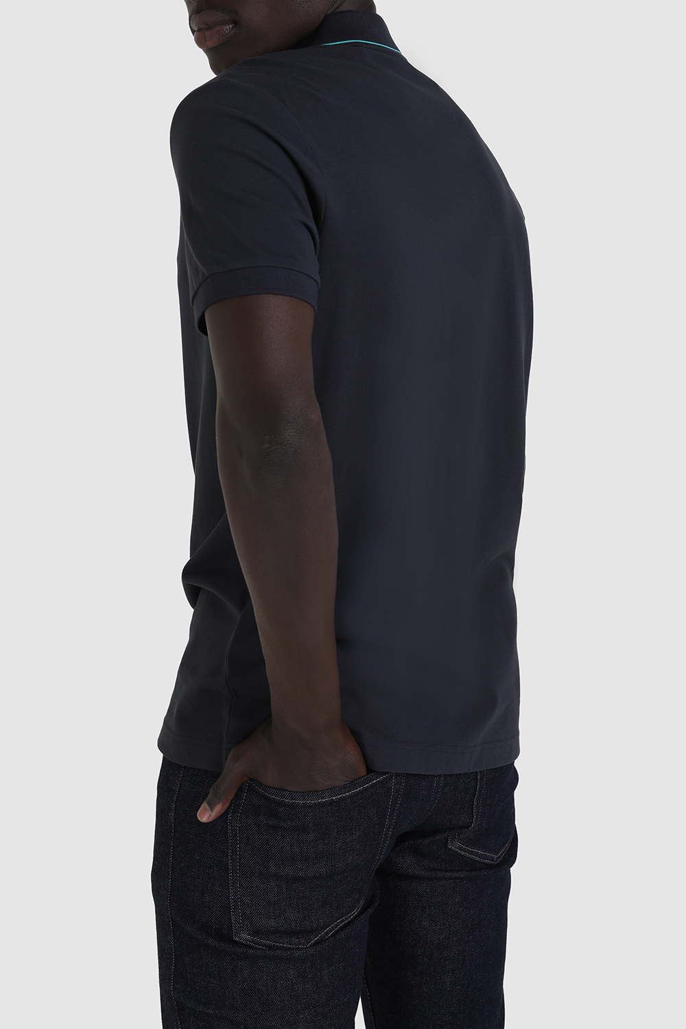 תמונת דוגמן אחורית של חולצת פולו קצרה