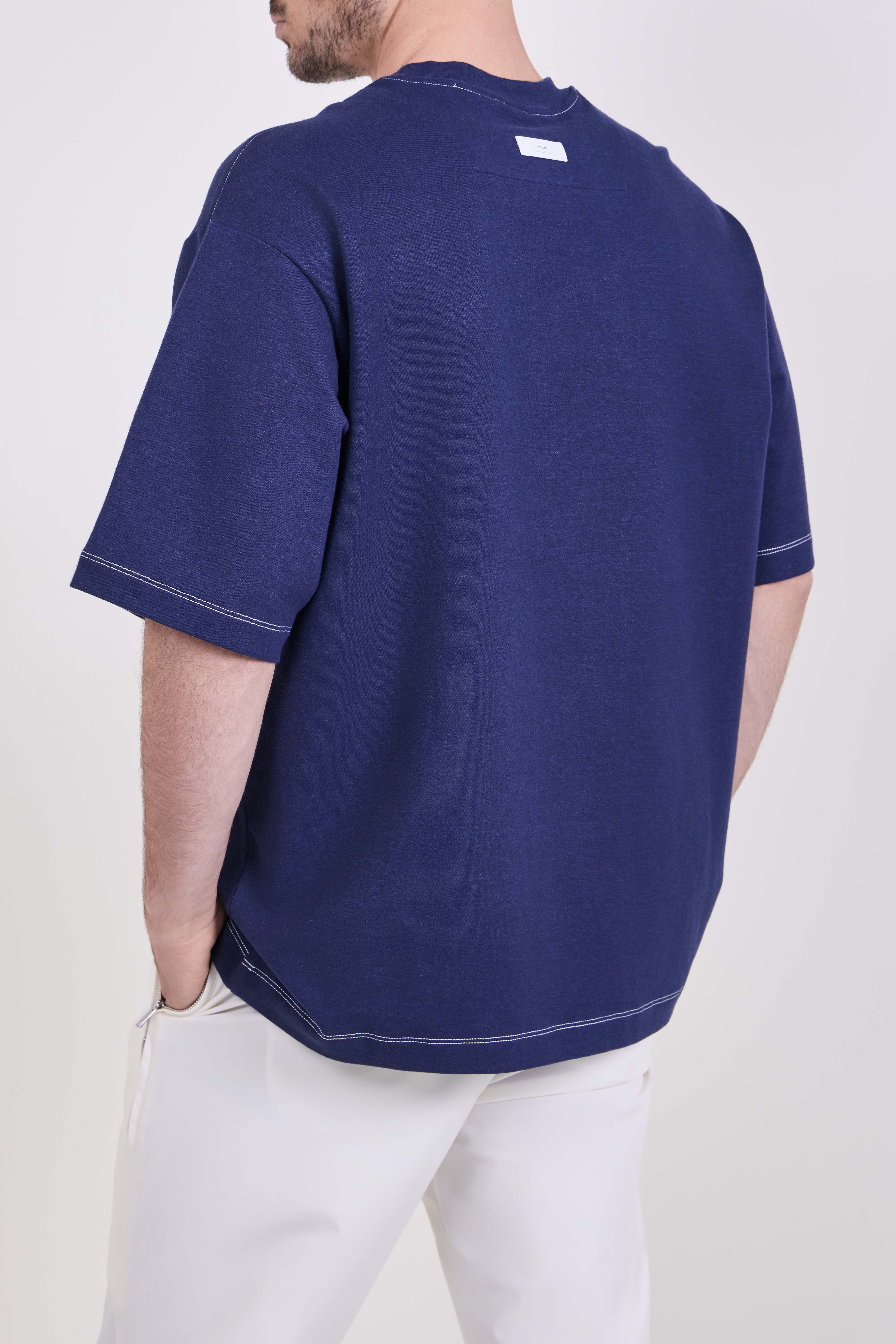 תמונת דוגמן אחורית של חולצת טי אוברסייז