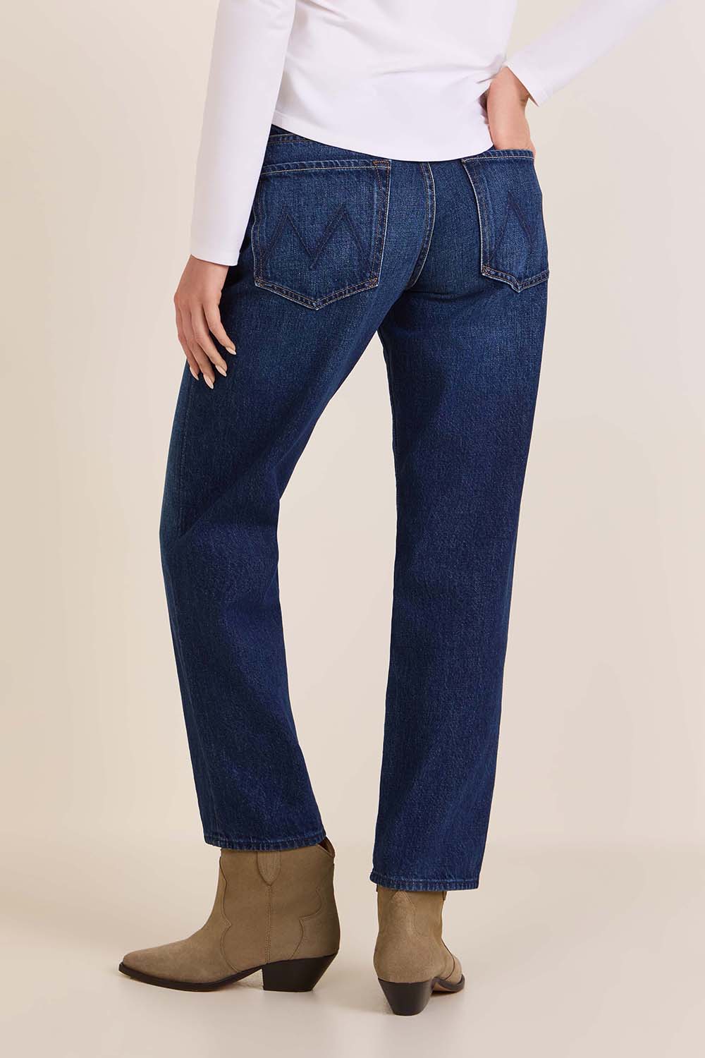 תמונת דוגמן אחורית של מכנסי ג'ינס סגזרת סקיני ישרה