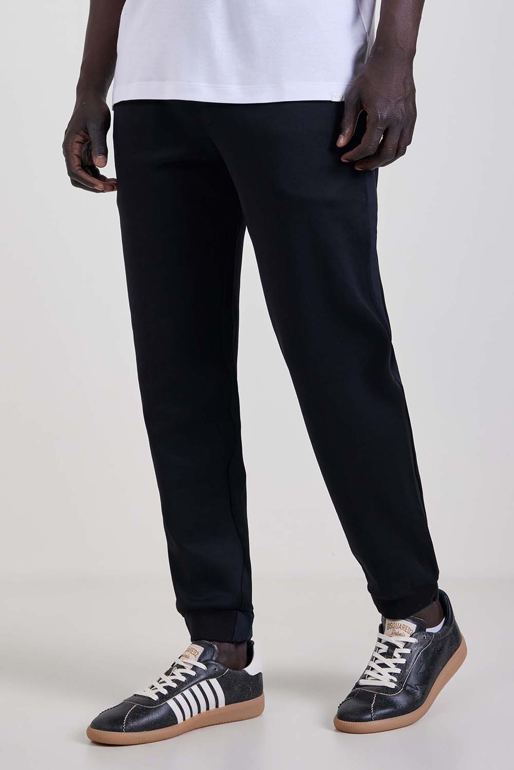 תמונת דוגמן קידמית של מכנסי ג'וגר ארוכים