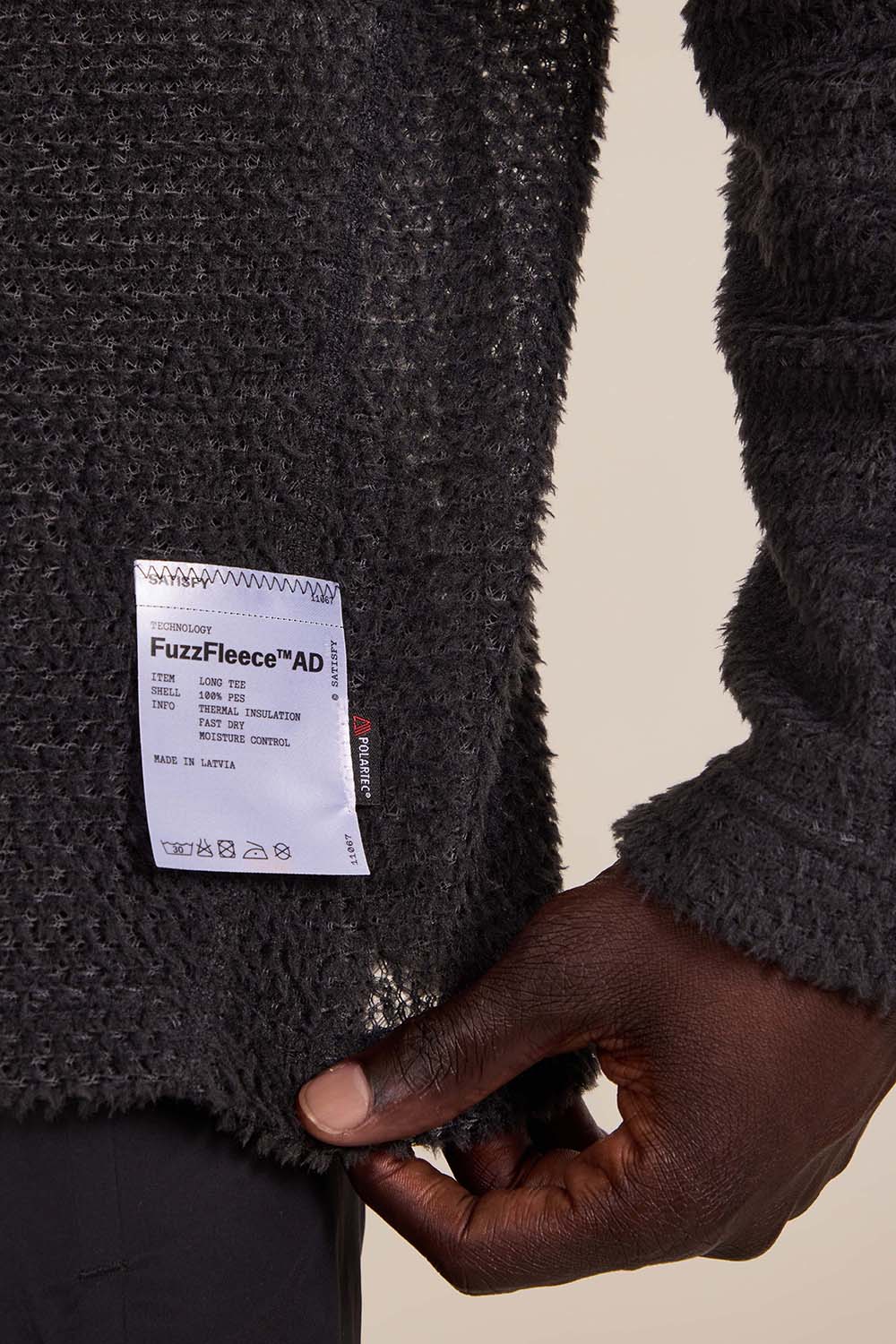 תמונת תקריב דוגמן של חולצת טי פליז לאימון