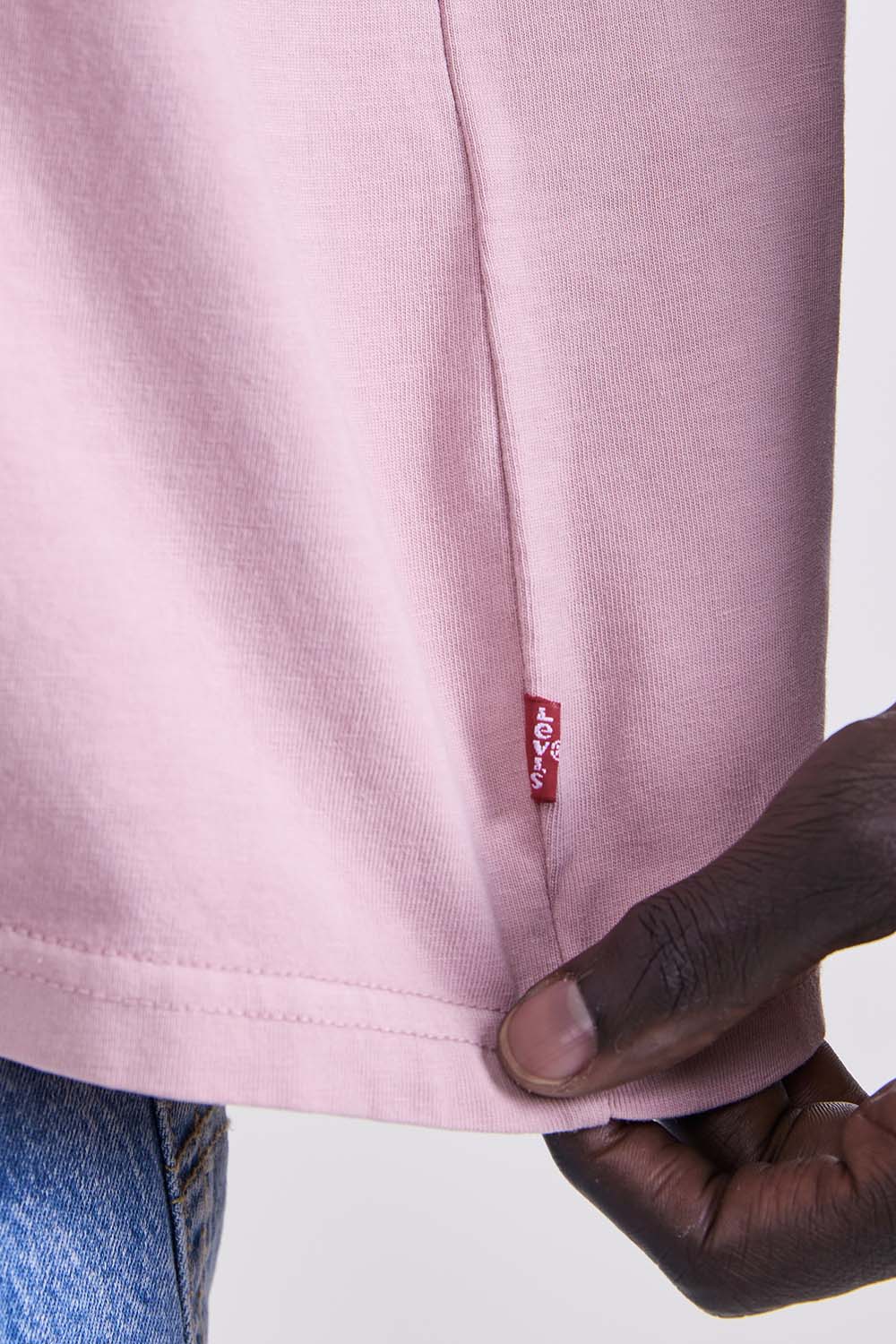 תמונת תקריב דוגמן של חולצת טי