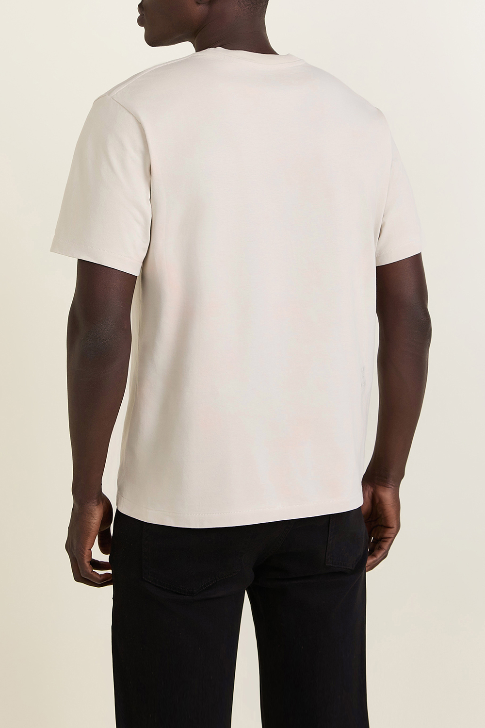 תמונת דוגמן אחורית של חולצת טי