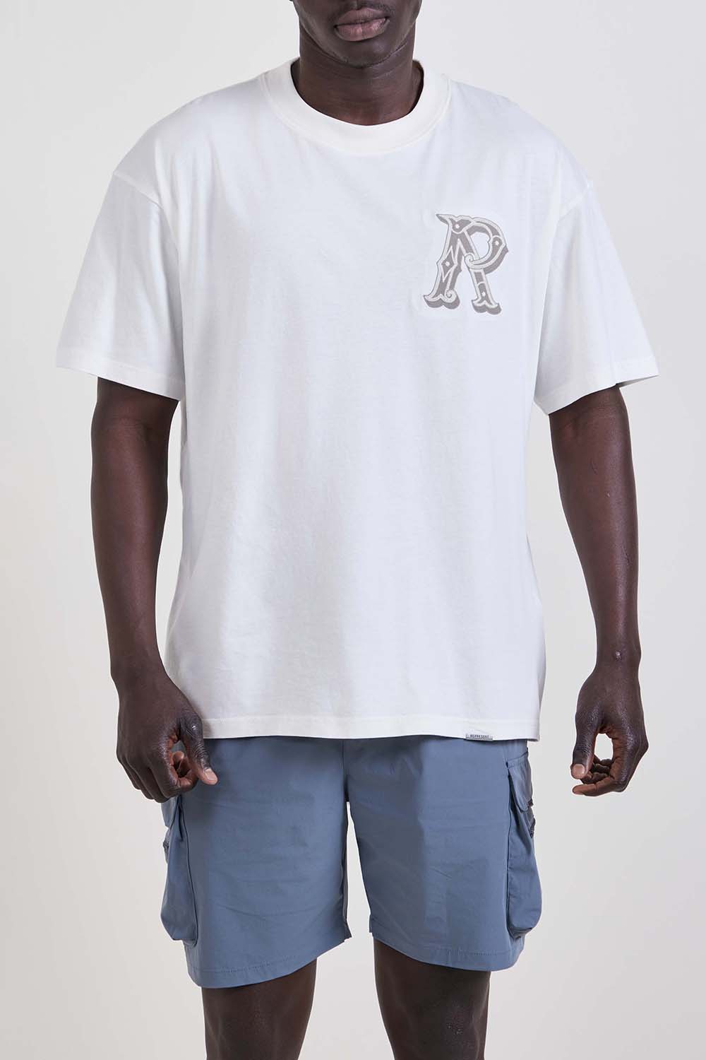 תמונת דוגמן קידמית של חולצת טי אוברסייז