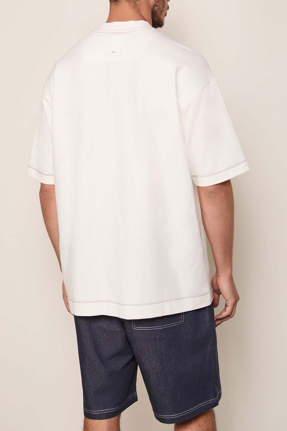 תמונת דוגמן אחורית של חולצת טי