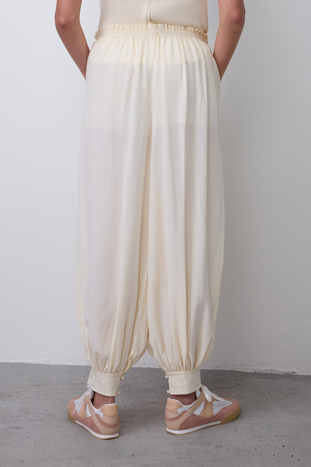 תמונת דוגמן אחורית של מכנסי הרמון