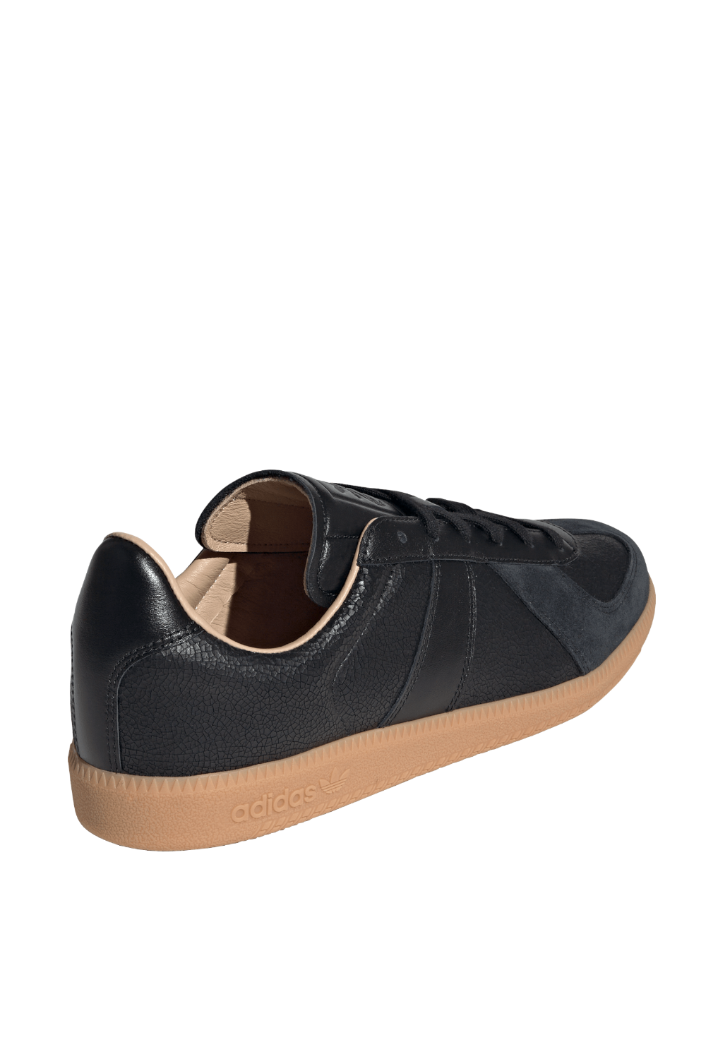 תמונת תקריב של נעלי סניקרס